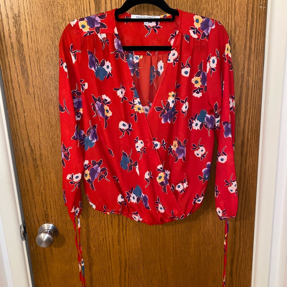 🔥3 for $20🔥 Red Floral V-Neck Blouse